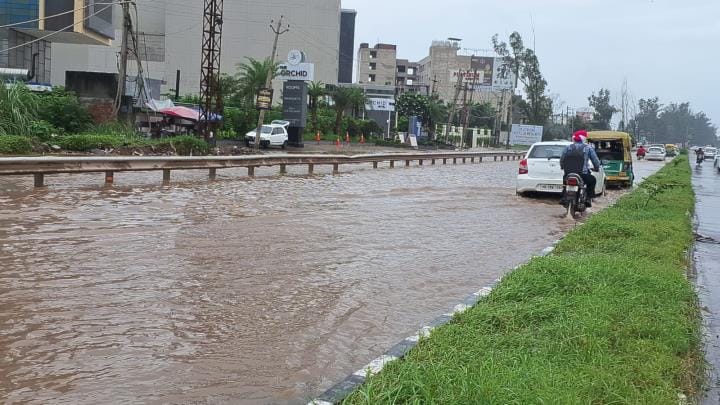 Waterlogging in Zirakpur due to rain since night, speed of vehicles stopped