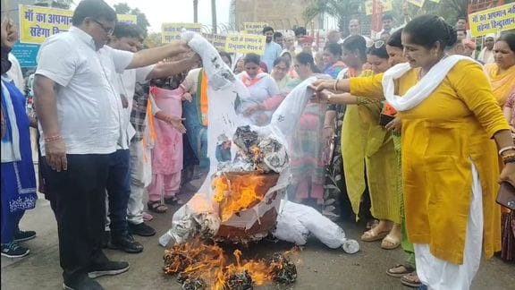 BJP Mahila Morcha burnt the effigy of Rahul Gandhi