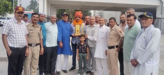 The soldier who arrived home after retirement was welcomed