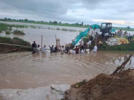 Hundreds of crops submerged in water due to breaking of Mammad Kheda Kharif channel