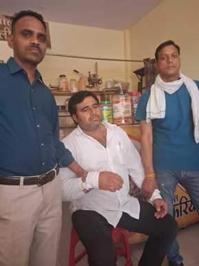 In Ratlam, Lokayukta caught the village panchayat secretary taking a bribe of ten thousand rupees