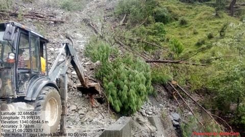 Roads in Saluni area blocked due to landslide, problems of villagers increased