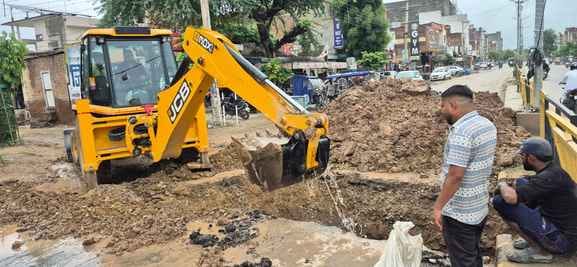 Leakage in rain line laid at a cost of 32 crores, Hisar road made one-way