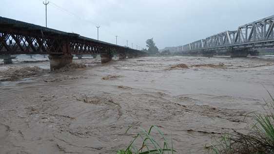 Yamuna overflows, UP-Haryana connectivity cut off, youth swept away