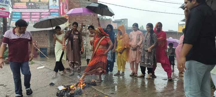 BJP protests against Rahul Gandhi's indecent remarks in his rally, burns effigy