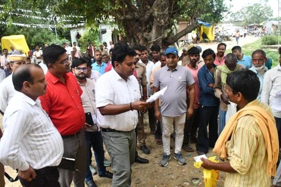 Siddharthnagar News : DM inspected the fertilizer distribution