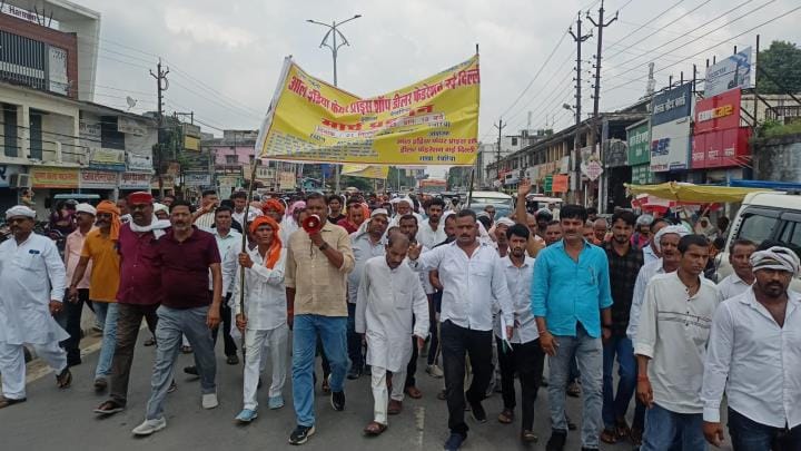 Ration dealers took to the streets in protest against the case filed against ration sellers in Bihar