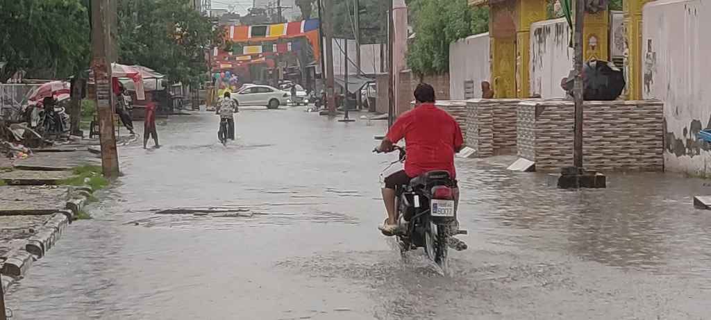 Water filled in the cloth market, a deep pit formed due to road collapse on Jandali bridge