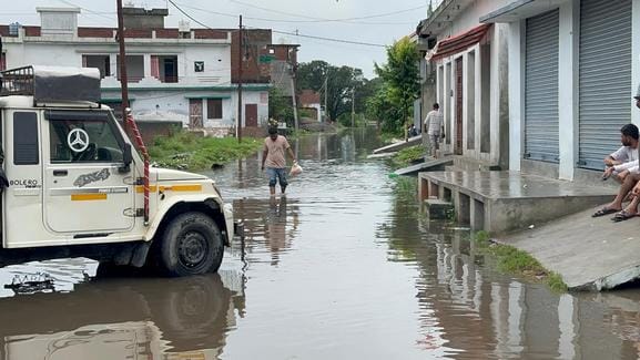 Water from Devha and Khakra entered many localities of the city, administration on alert