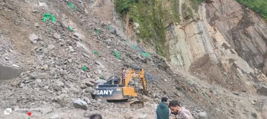Vehicles carrying vegetables are arriving on the third day due to closure of Champawat-Tanakpur NH