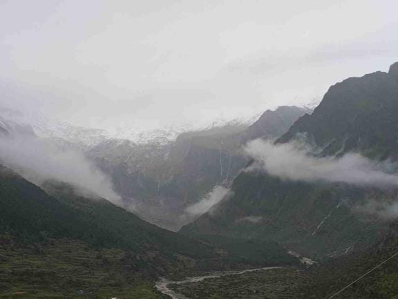 The first snowfall of the season occurred on the peaks of Pithoragarh