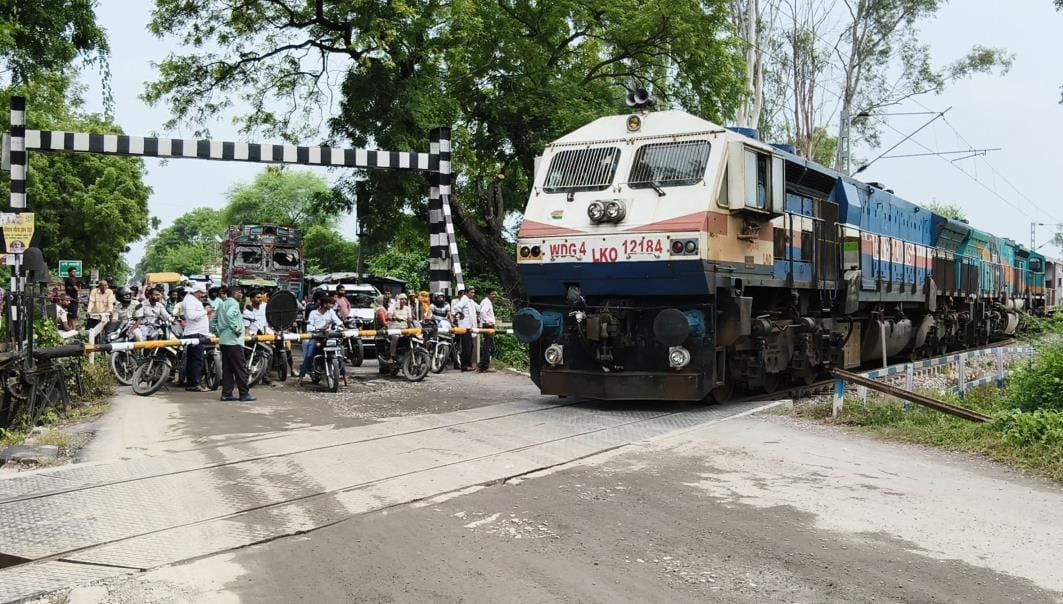 Pebbles were thrown on the railway track, traffic came to a halt