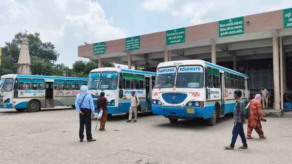 The bus going to Manali is returning from Mandi