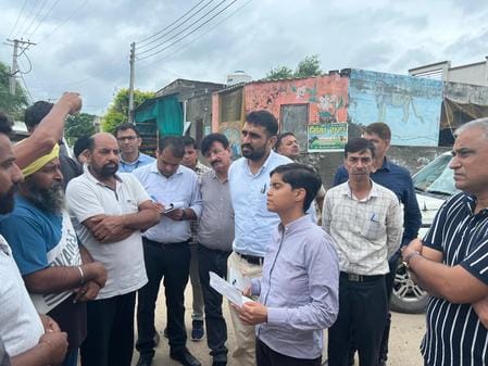Seeing the danger of flood, the Deputy Commissioner visited