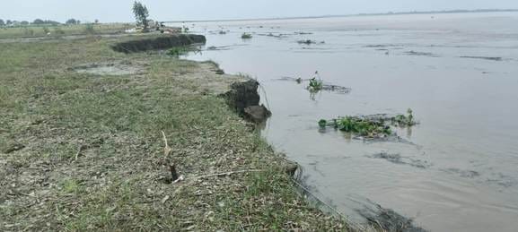 Measures to stop erosion are ineffective, 40 bighas of land submerged in Ghaghra in two days