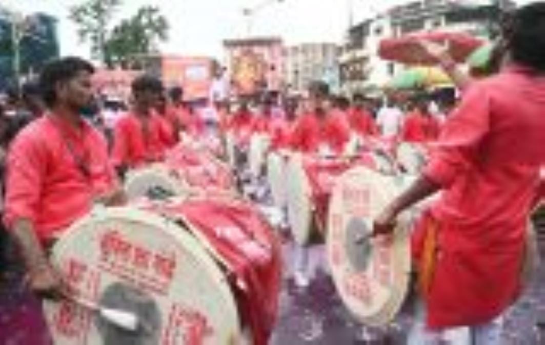 Devotion poured in at the farewell of Vighnaharta, devotees took out a procession dancing and singing with drums