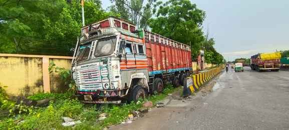 Unclaimed vehicles encroach on one lane of six police stations along the highway