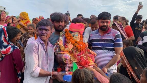 Gauri's son was bid farewell with the chants of Ganpati Bappa Morya