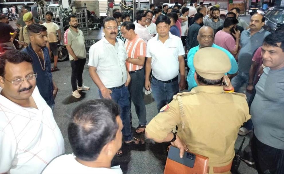 The businessman was beaten and his gold chain was looted