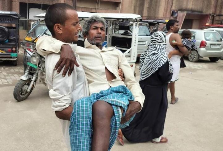 There is no stretcher, the patient had to be carried in the lap