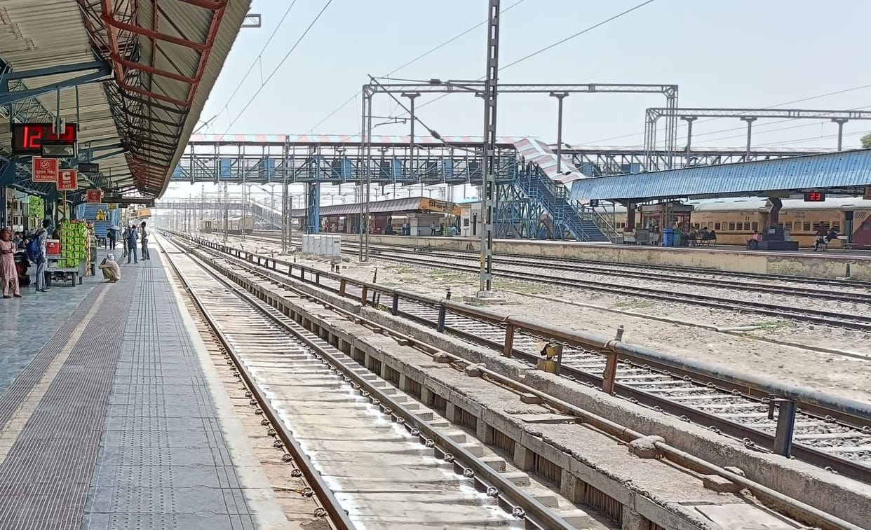 Due to heavy rains, the speed of trains slowed down at the junction, six trains were delayed by two to three hours