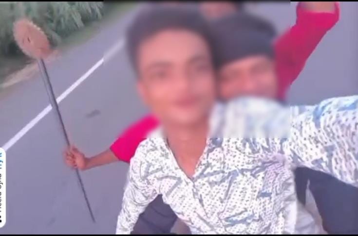 Video of youths waving weapons on a bike goes viral, police start searching