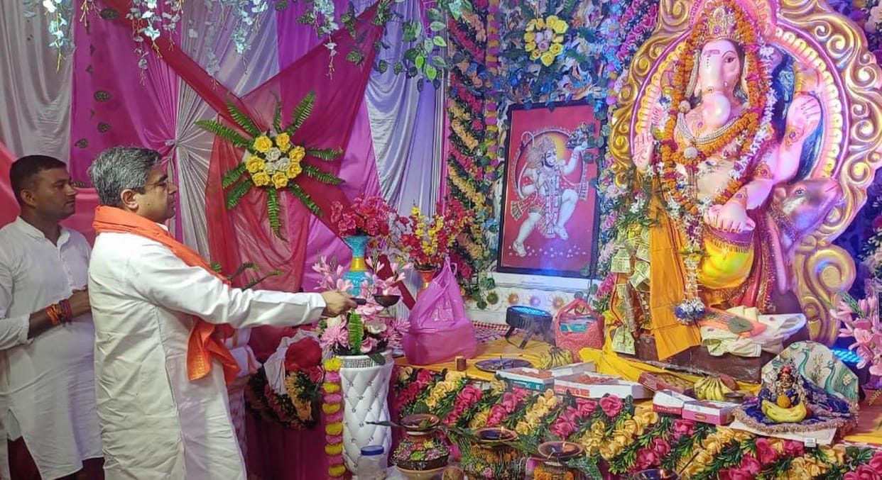 Crowds of devotees gathered, the city echoed with cheers