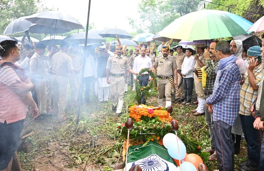 Former DGP Bhandari immersed in Panchtatva with state honors
