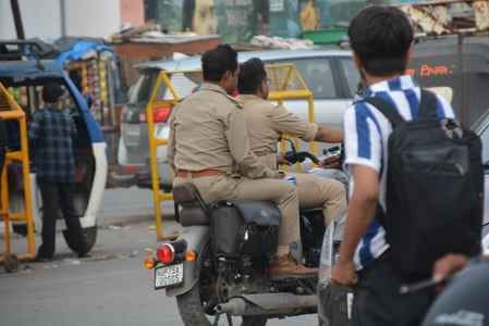 firozabad news no helmat no petrol