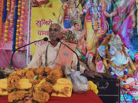 Devotees gathered to listen to Shri Ram Katha at Shiva temple