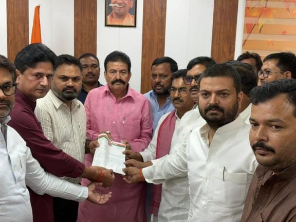 SP leaders met DM, demanded impartial investigation of the incident