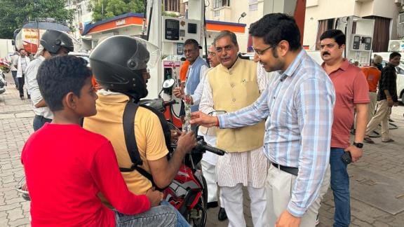 Supporting No Helmet No Fuel, the association distributed flowers