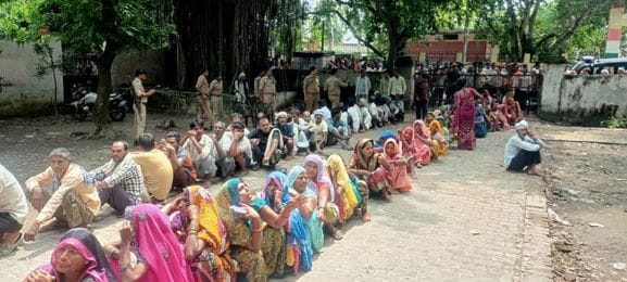 Farmers created ruckus for two hours, accused of giving fertilizers to close ones