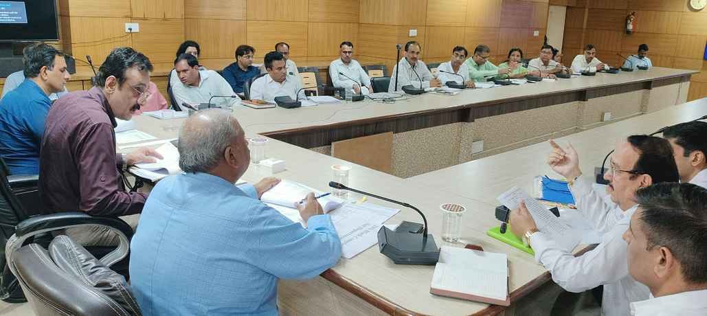 Every project should be completed on time: DC