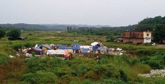 Migrants camp on the banks of Sir Khad, living in shelter risking their lives