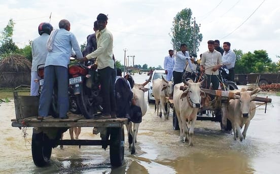 Three dozen villages became islands due to rising water in Ganga, villagers in trouble