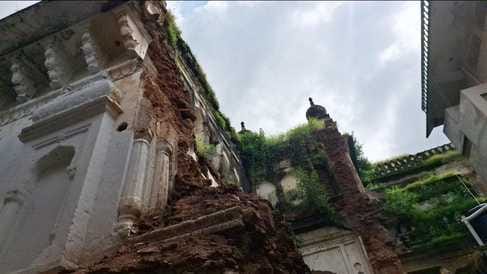 जीर्णशीर्ण महल दे रहा हादसे को आमंत्रण, हो सकती है अनहोनी..