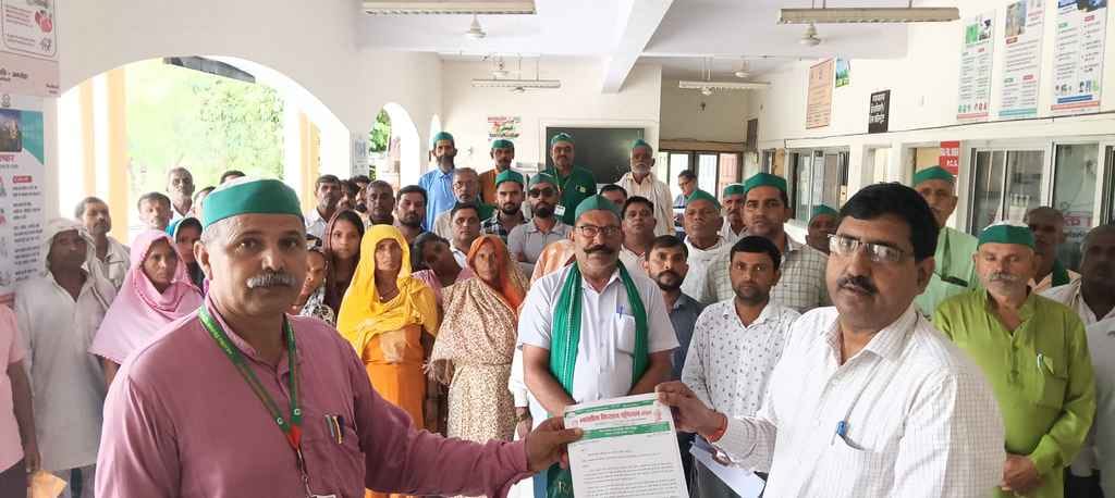 Farmers protest at the Collectorate, shout slogans