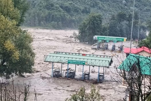 Due to heavy rains, the land started sliding, fields sank, houses in danger