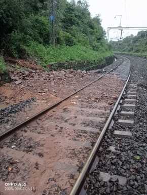 Ratlam News: Hill debris fell on the tracks near Kota on Mumbai-Delhi rail line, stopping these 11 trains