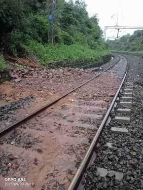 कोटा से लगे दरा के पास रेलवे ट्रेक पर इस तरह गिरा पहाड़ी का मलबा