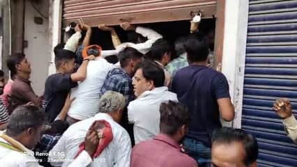 खाद लेने के लिए लगी किसानों की भीड़