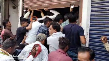 खाद लेने के लिए लगी किसानों की भीड़
