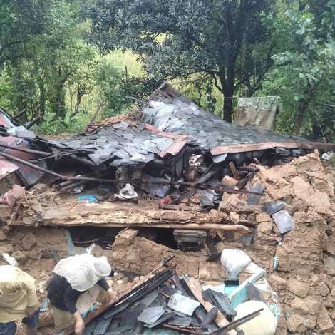 A two-storey slate-covered house collapsed in Ladera, leaving the family homeless