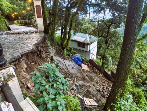 Mall road is in danger due to the fall of embankment