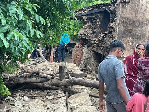 Temperature dropped by two degrees due to rain, a kutcha house collapsed in Kajipur village