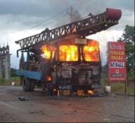 Fire broke out in a tube well boring machine on the highway, traffic became one way