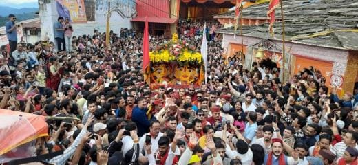 Huge crowd gathered in the procession of mother Nanda-Sunanda, bid farewell with teary eyes