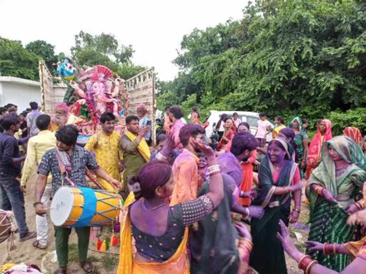 Abeer-gulal was blown in the farewell of Bappa