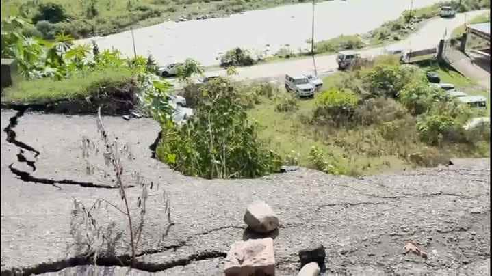 राजोरी शहर में कोर्ट परिसर के पास धंसी सड़क। संवाद